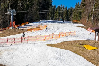 Güneşli bir günde kayakçılarla kayak pisti. Yukarıdan bak. Aktif tatil, okul tatili.