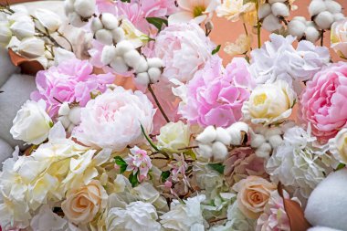 Yumuşak pembe suni çiçeklerden yapılmış şenlikli bir arka plan. Düğün, tatil partisi, tatil