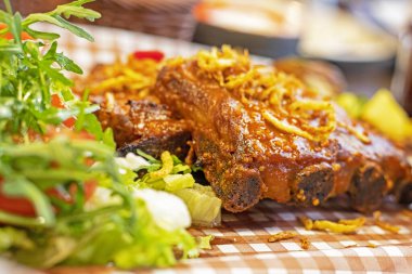 Soslu domuz budu, salata, roka ve turşu. Ukrayna 'nın ulusal mutfağı. 