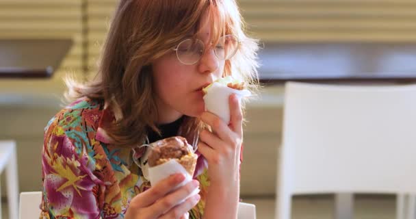 Μια Έφηβη Γυαλιά Τρώει Παγωτό Ψυχολογία Ενός Εφήβου — Αρχείο Βίντεο
