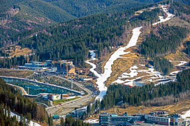 Güneşle aydınlanan dağ kayak yamacı. Boş zaman