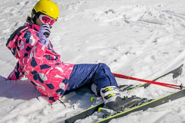 Genç kayakçı bir kayak yamacında dinleniyor. Aktif eğlence. Sağlıklı yaşam tarzı