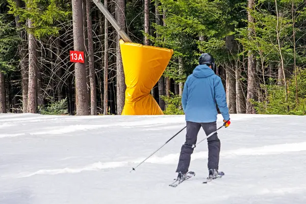 Kayakçı orta seviye bir kayak yamacından inmeye başlar. Aktif eğlence. Sağlıklı yaşam tarzı