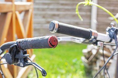 Yan yana duran iki bisiklet gidonunun yakın çekimi. aile etkinliği eğlencesi