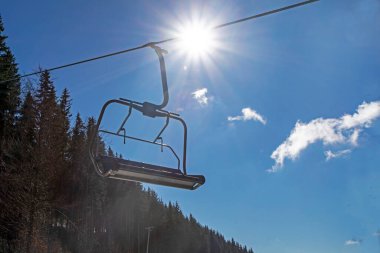 Çalışan bir kayak asansöründe boş sandalyeler. aktif aile tatili