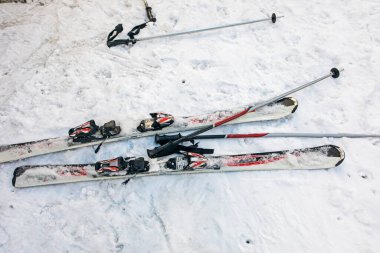 Kayaklar yokuş aşağı uçtu. Etkin yeniden yaratma