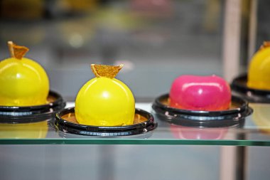 Sergilenen çok renkli yuvarlak muo kekleri