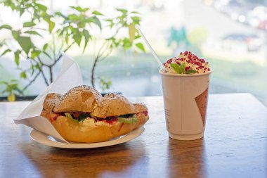 Kahveli kruvasan ve gül reçelli krema. Atıştırmalık, günaydın