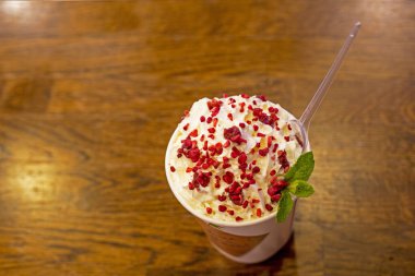 Masada kremalı ve böğürtlenli kahve. Günaydın.