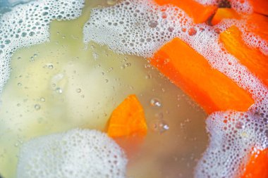 Havuçlu, patatesli, otlu ve yumurtalı çorba. Ulusal gıda