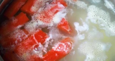 Sebze çorbası havuç, patates, bitki ve yumurta ile kaynıyor. Ulusal gıda.
