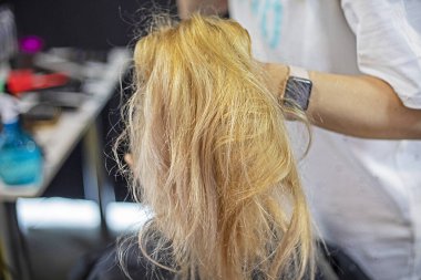 Modaya uygun bir saç stili yaratmak için saç spreyi sıkarlar. Balo salonu spor dansı