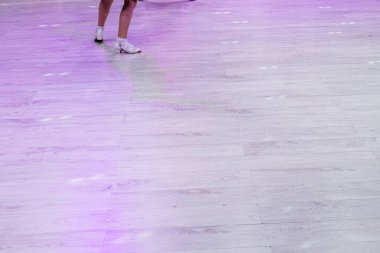 Dans pistinde dans ayakkabısı giymiş ayaklar. balo dansı