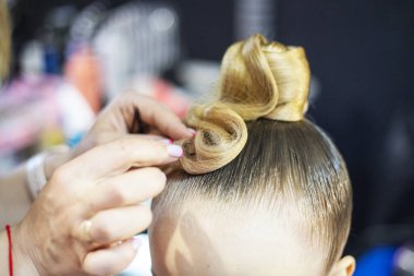 Bir salon dansı turnuvası için şık bir at kuyruğu saç stili yaratmak için stilist. Olimpiyat dışı spor