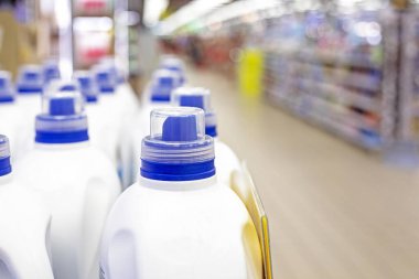 Süpermarketteki temizlik, yer silme, araba ve diğer ev eşyaları için kimyasal çözeltiye sahip plastik kaplar.