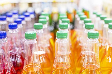 İçkiler süpermarketteki plastik kaplarda tezgahın üstünde.