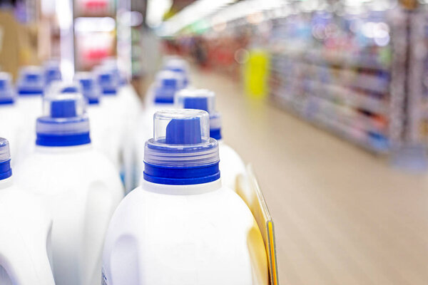 пластиковые контейнеры с химическим раствором для очистки, мытья полов, автомобилей и других предметов домашнего обихода в супермаркете