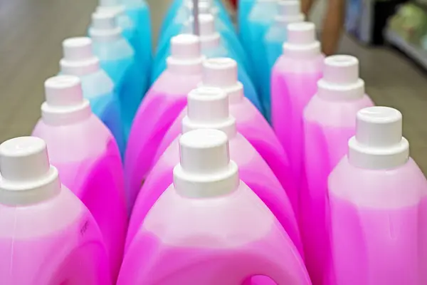 Süpermarketteki temizlik, yer silme, araba ve diğer ev eşyaları için kimyasal çözeltiye sahip plastik kaplar.