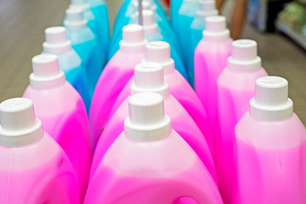 пластиковые контейнеры с химическим раствором для очистки, мытья полов, автомобилей и других предметов домашнего обихода в супермаркете