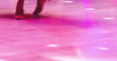Kız yerde kırmızı bir elbiseyle standart bir vals yapıyor. Balo salonu spor dansı.