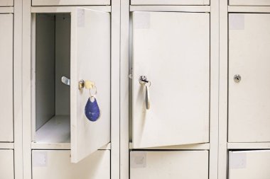 Süpermarketin girişinde depolamak için kilitli dolaplar açıp kapatılıyor.