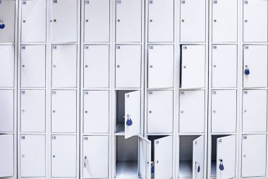 Süpermarket girişinin önünde depolamak için kilitli açık ve kapalı dolaplar.