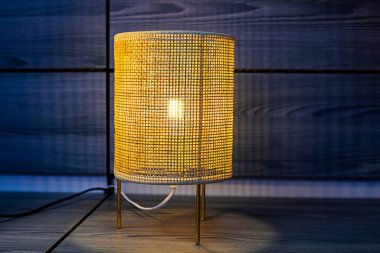 İç dekoratif el yapımı masa lambası. Elektrik tasarrufu. karartma