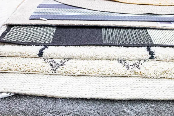 zemin için halı bölümlerinin farklı dokuları ve renkleri