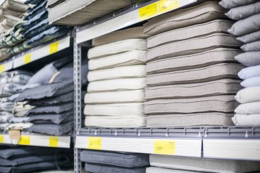 Süpermarketteki raflarda gizli renklerde oturmak ve yalan söylemek için yastıklar. Yaza hazırlanıyorum.