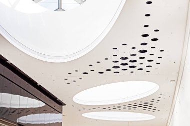 uygun bir iç mekanda geometrik detaylara sahip modern tavan