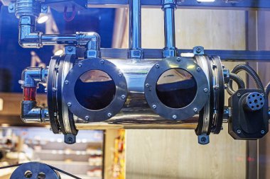 Sualtı askeri topçuları yaklaşıyor.