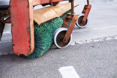 Asfalt ve diğer yüzeyleri temizlemek için fırçası olan bir makinenin yakın çekimi. Şehirlerin ekolojisi ve temizliği