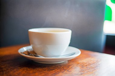 Sıcak çay ya da mavi bir fincanda kahve, günaydın.