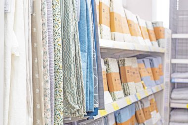 Tezgahtaki perdeler için çok renkli malzemeler. Ev için her şey.