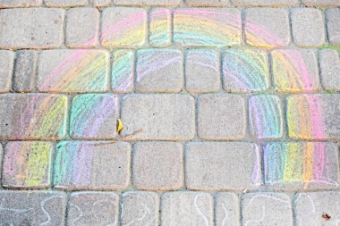 Sokak karolarına pastel boyalı bir gökkuşağı çiziyor. konsept