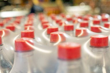 İçkiler plastik kaplarda paketlenip kalın bir filme sarılmış ve süpermarkette