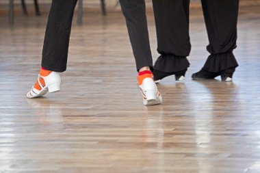 Kız, balo dansında standart bir dans programı için bir öğretmenle eğitim görüyor.