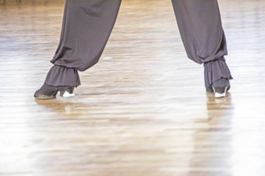 Dans öğretmeniyle dans eden kız balo dansında standart.