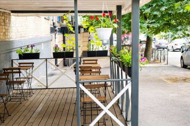 Taze ev çiçekleri olan modern bir kafe. Moda & Biçimi