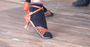 Dans eden çift standart vals eğitimi alıyor.