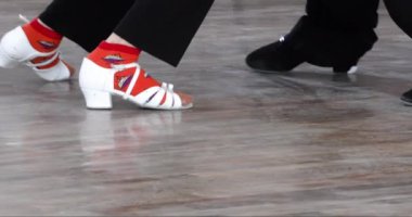 Dans öğretmeniyle dans eden kız balo dansında standart.