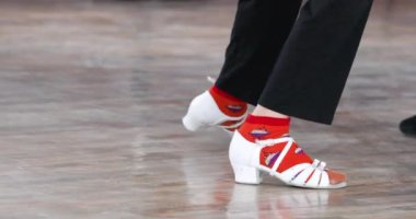 Beyaz dans ayakkabılı kız standart bir program için yere basıyor.