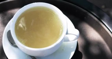 Dışarıda bir fincan çayın içinde zencefilli sıcak vitamin çayı. Mevsim değişimi, soğuk algınlığı ve sağlık hizmetleri