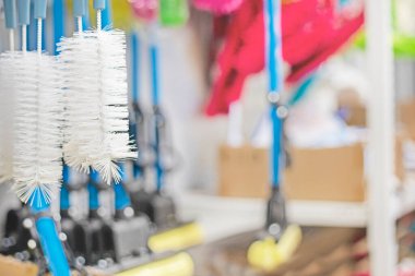 Dükkandaki tezgahta temizlik ve yüzey temizliği için fırçalar. Temizlik şirketi.