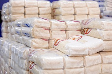 Bir süpermarkette pirinç paketleri paketledim. ekonomik kriz