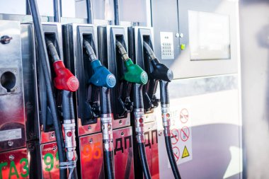 Yakıt ve gaz hortumlarını evrensel bir benzin istasyonuna yakın çekim. Küresel ekonomik kriz ve varsayılan