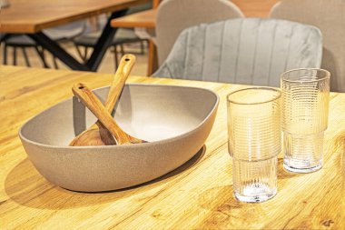 Kahverengi arka planda seramik tabaklar ve iki bardak. Güzel yemekler.