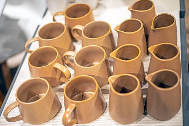 Bir tepside dekoratif seramik bardaklar. Biçim envanteri