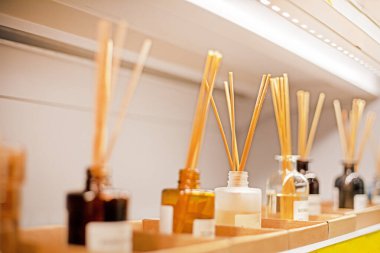 Süpermarketin tezgahında çeşitli ev ve banyo kokuları var.