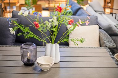 Evin rafında şık saksılar var. İç mimari